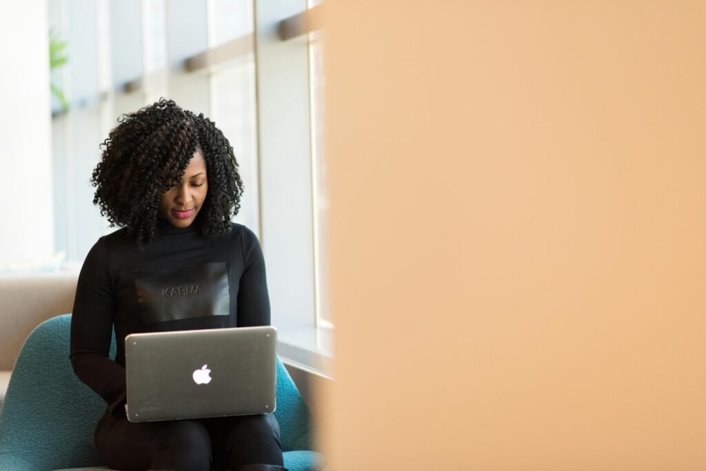 Mulher trabalhando em laptop moderno.