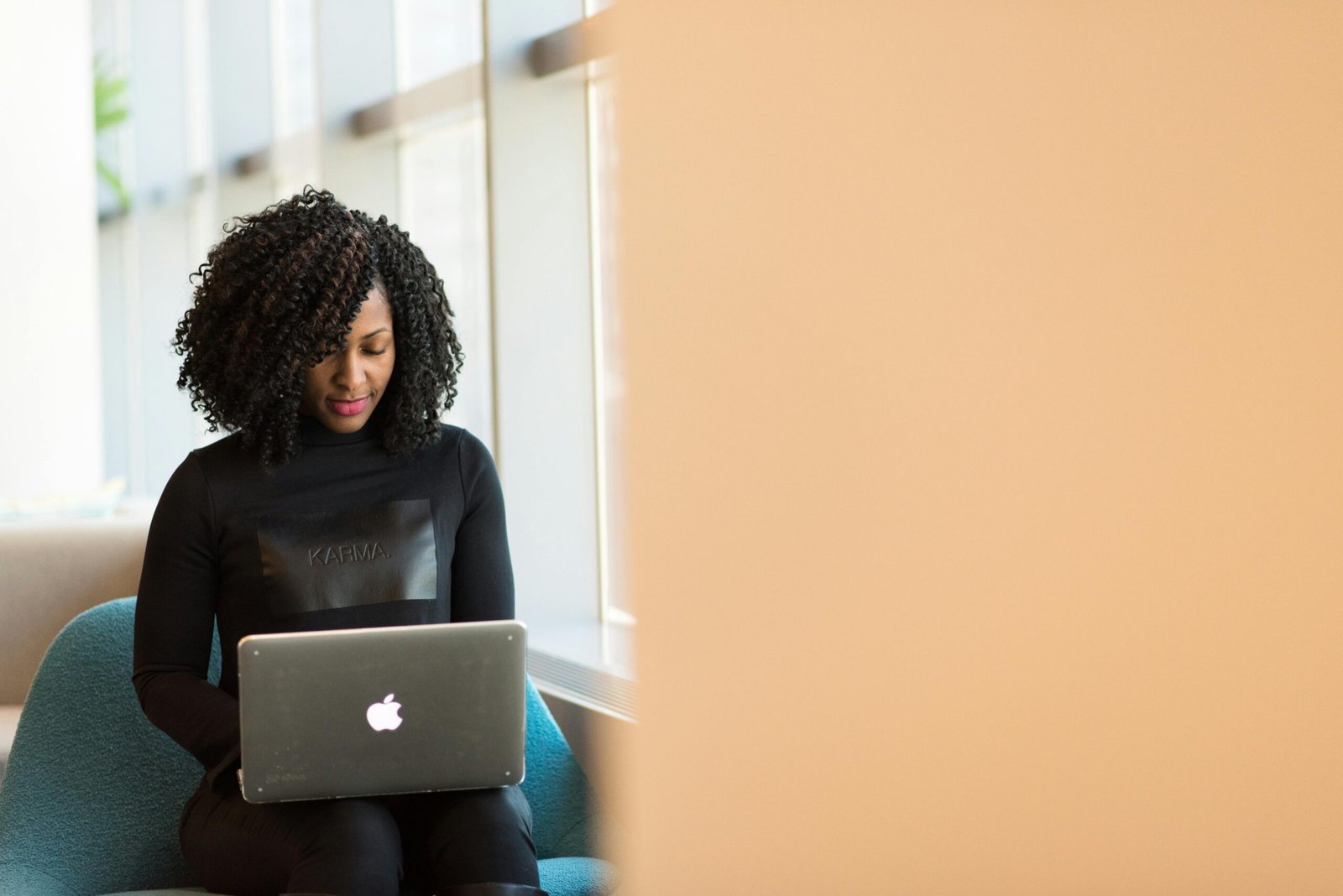Mulher trabalhando em laptop moderno.