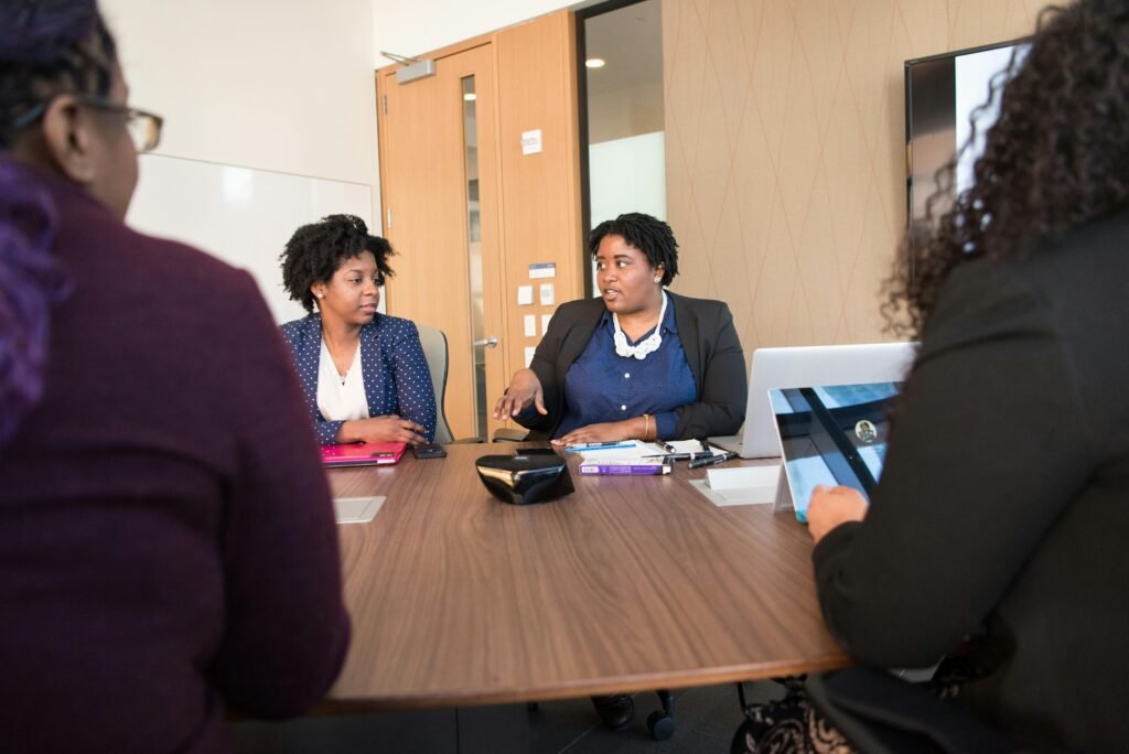 Reunião de mulheres em ambiente profissional.