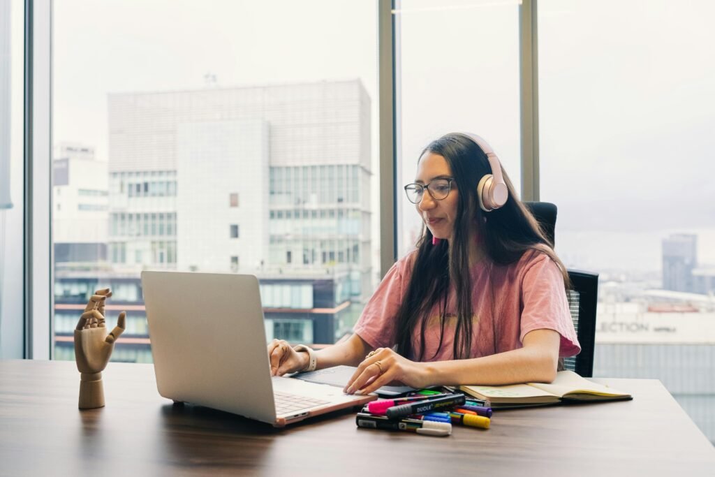 Mulher trabalhando em frente ao computador