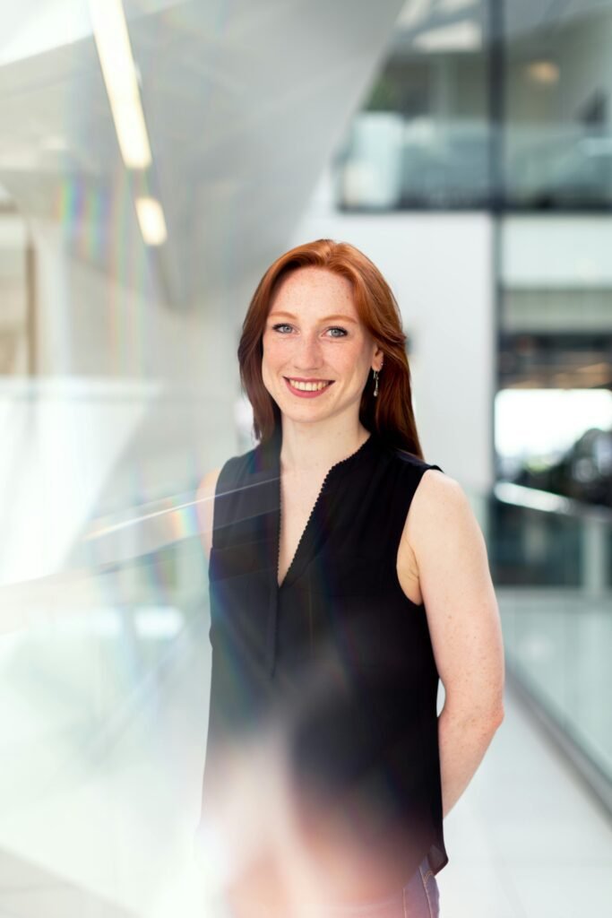 Mulher em ambiente moderno e iluminado.