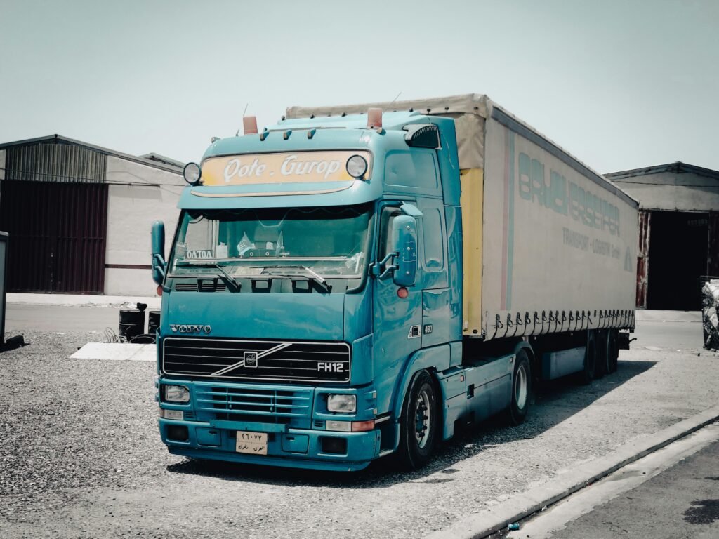 Caminhão azul representando a logistica