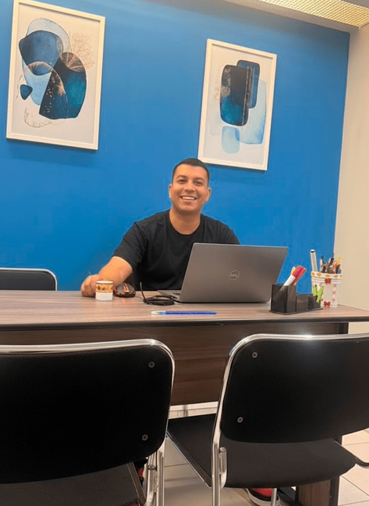 Pessoa em escritório com computador.